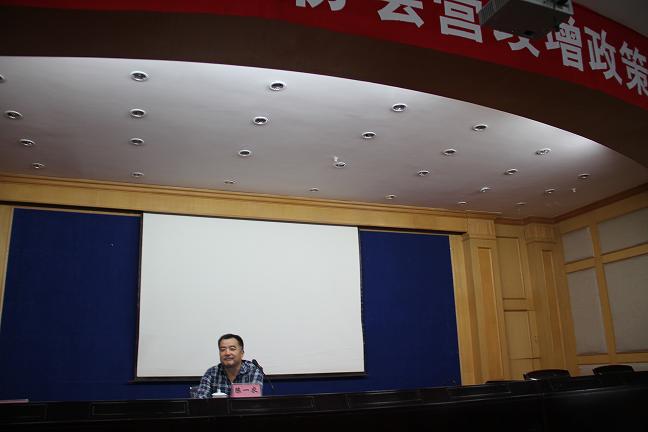 自治區(qū)注稅管理中心副主任陳一農(nóng)介紹授課老師.JPG